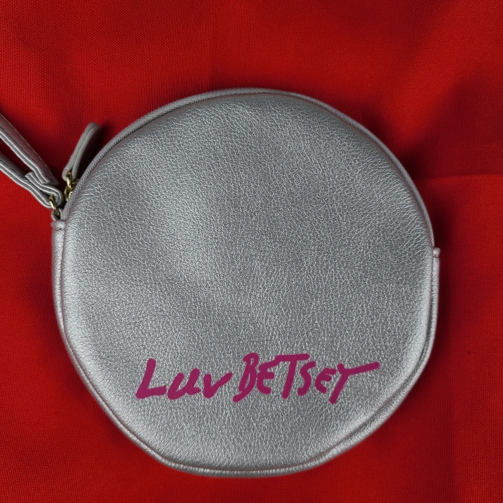 Luv Betsey by Betsey Johnson wristlet/wallet GUC - Picture 4 of 7